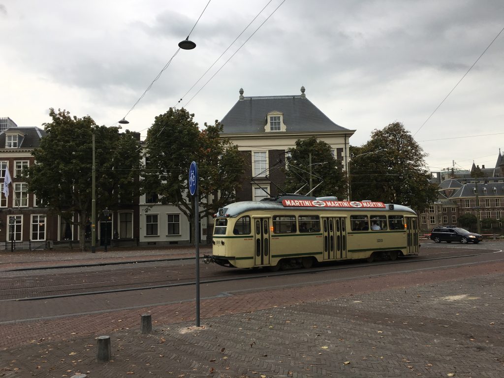 オランダの道路　車とトラムのレイヤー