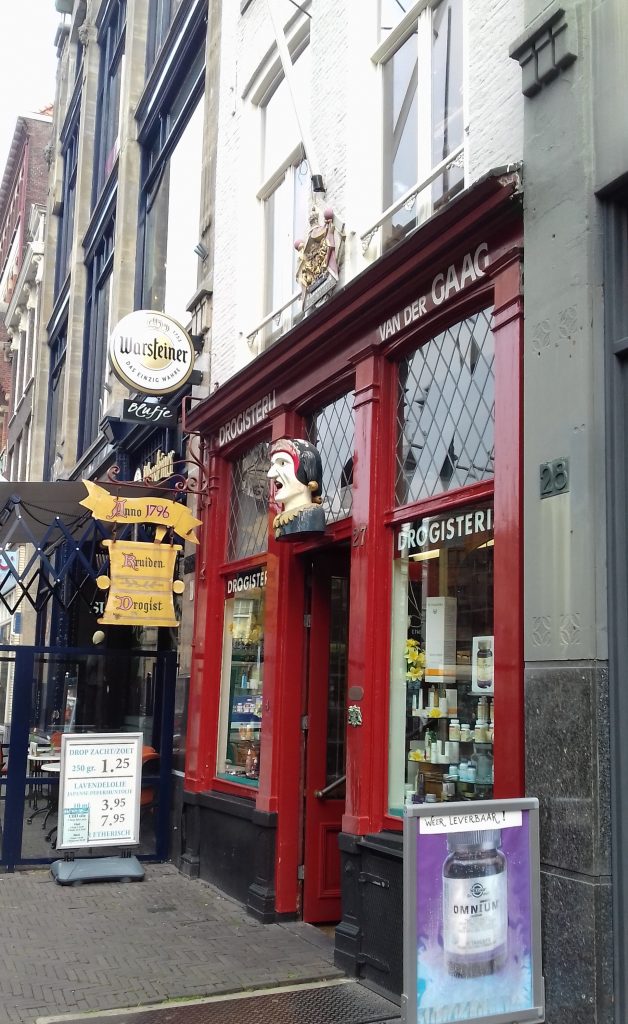 老舗ドラッグストア